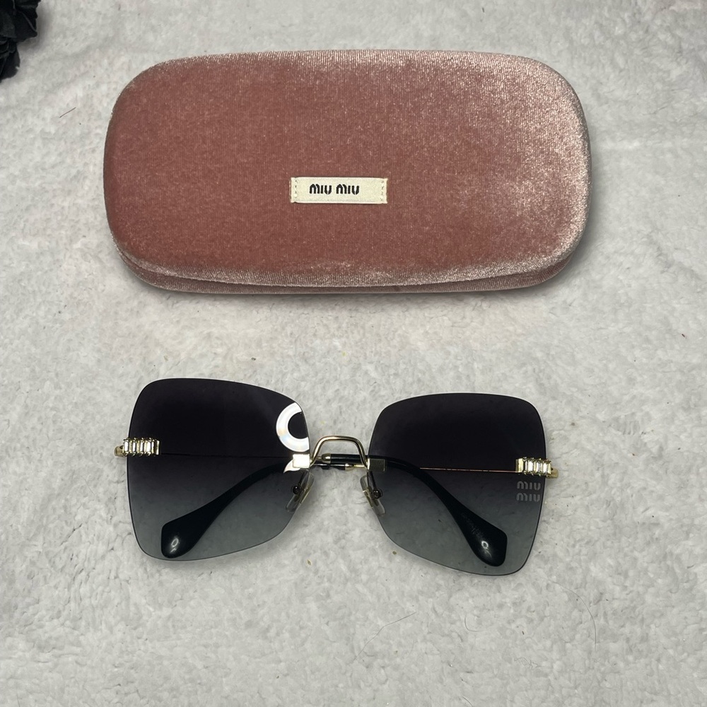 🕶️ Miu Miu Sunglasses 🕶️ - Picture 2 of 9